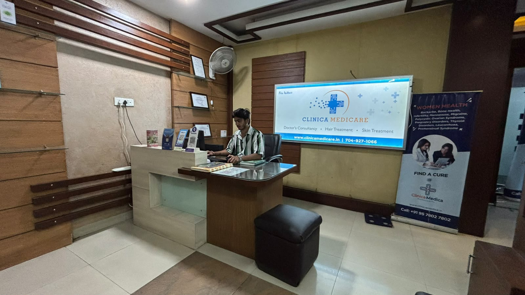 Clinica Medicare reception area in Bhopal
